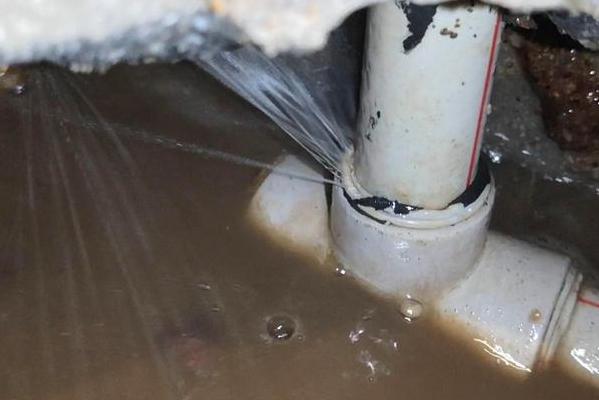 专业揭秘：卫生间漏水维修的关键步骤与技巧(图2)