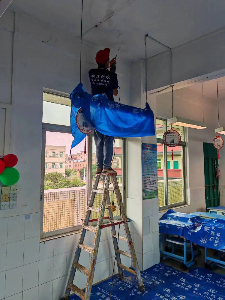 屋顶漏水怎么查找漏水点？